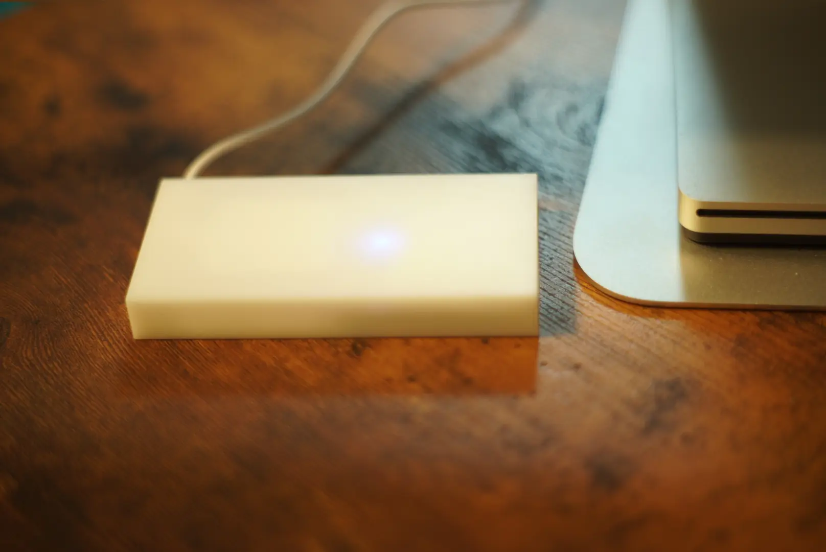 家のリモコンがすべてスマホに!シンプルでミニマルなスマートリモコン「surco」